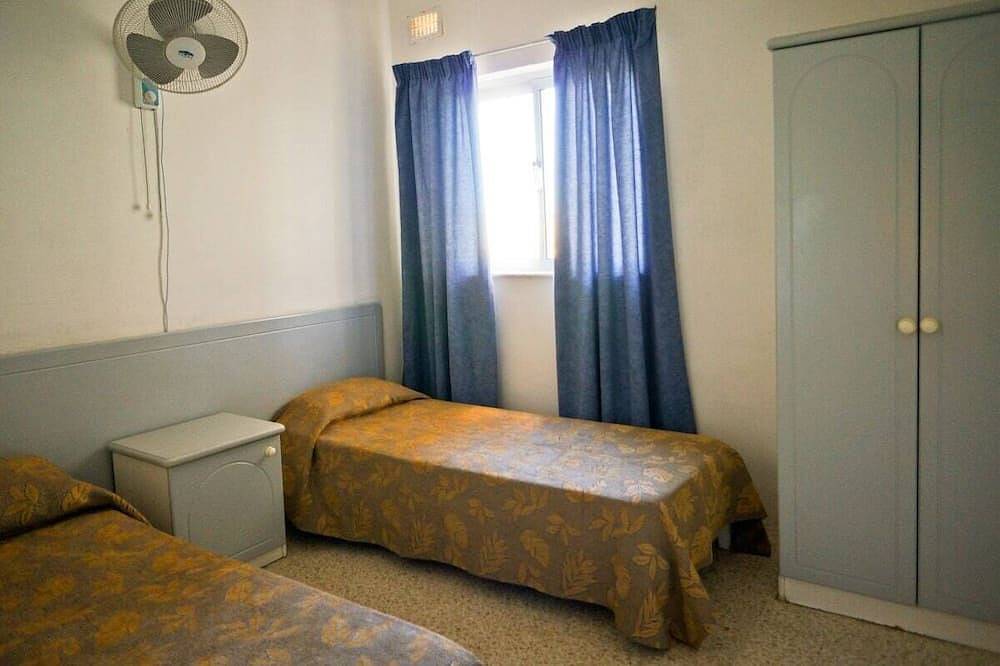 Hel lägenhet, Discount 2024🌞central 🔹pool ❤️ near shops in Qawra, St. Paul's Bay