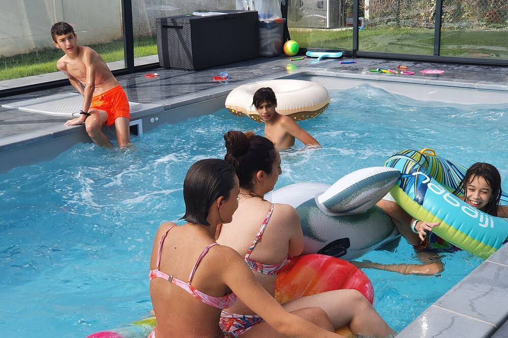 Maison avec piscine couverte chauffée à 28° du 8 avril au 31 octobre in Ranville, Région de Caen