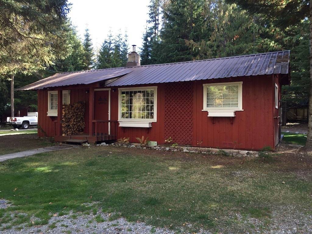 Kleine rote Hütte im Wald in Kaniksu Nationalwald