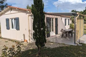 Gîte pour 4 personnes, avec terrasse et jardin à Montendre