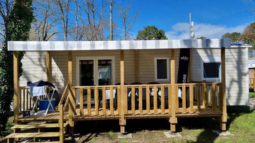 Camping pour 8 personnes, avec piscine ainsi que terrasse et jacuzzi