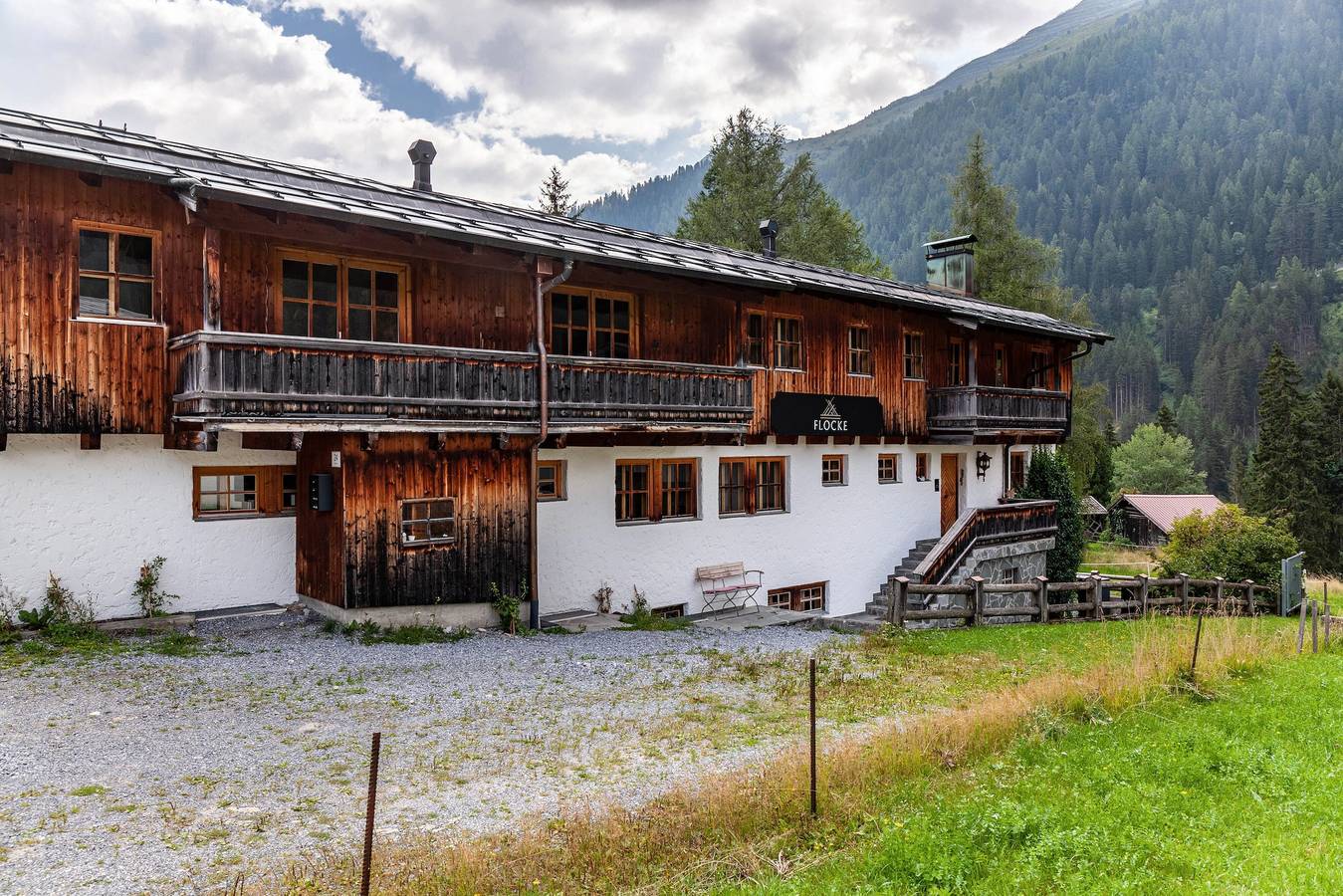Ganze Wohnung, Chalet 'Flocke Appart Schneehase' mit Bergblick, privater Terrasse und Wi-Fi in Lechtaler Alpen, Sankt Anton am Arlberg