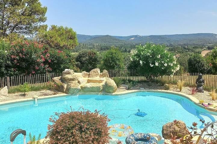 Location de vacances pour 12 personnes, avec jacuzzi ainsi que terrasse et jardin à Saint-Paul-Trois-Châteaux