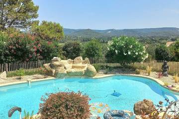 Location de vacances pour 12 personnes, avec jacuzzi ainsi que terrasse et jardin à Saint-Paul-Trois-Châteaux