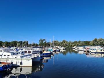 Boot für 5 Personen, mit Terrasse und Seeblick sowie Ausblick, mit Haustier an der Müritz