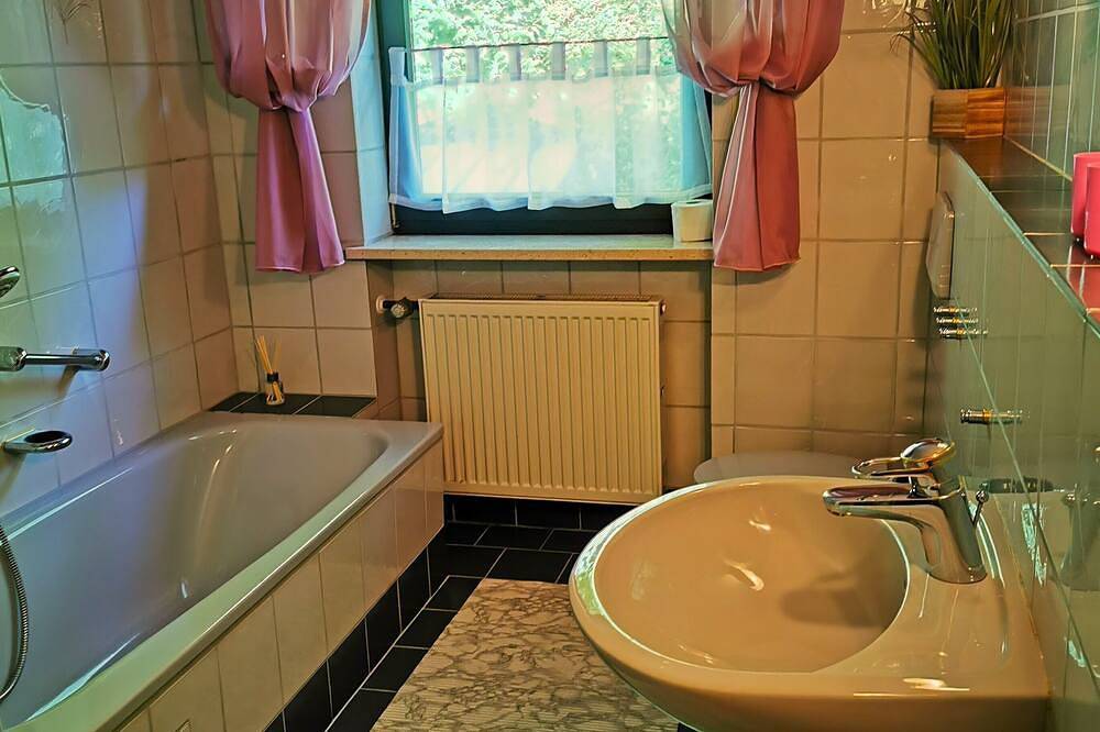 Ganze Wohnung, Ferienwohnung 1, bis 2 Personen, 55 qm, 1 Schlafzimmer in Traunreut, Landkreis Traunstein