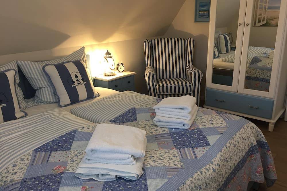 5 ***** Reetdachhaus am Wasser mit Sauna, Außenwhirlpool, Kamin, E-Ladesstation in Bodstedt, Fuhlendorf