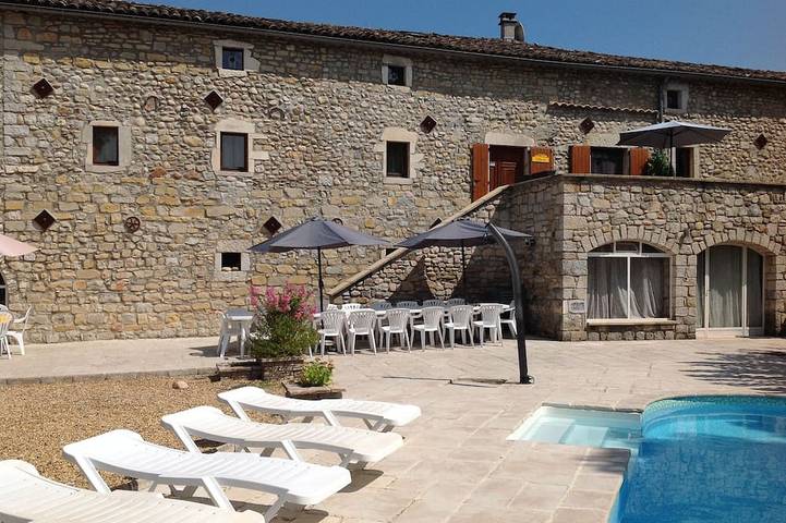 Appartement de vacances pour 4 personnes, avec jacuzzi ainsi que jardin et piscine