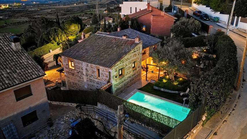 Chalet para 12 personas, con vistas y piscina además de balcón y jardín en Guadalajara