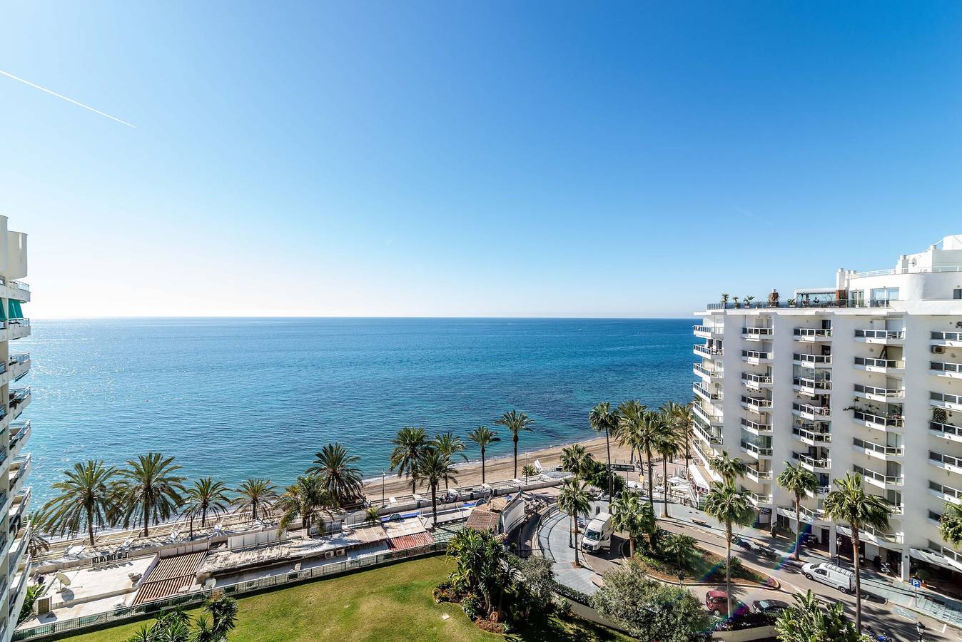 Entire apartment, Apartment 'Urban beach Imperator' with Sea View, Pool, A/C & Wi-Fi in Playa de la Fontanilla, Marbella