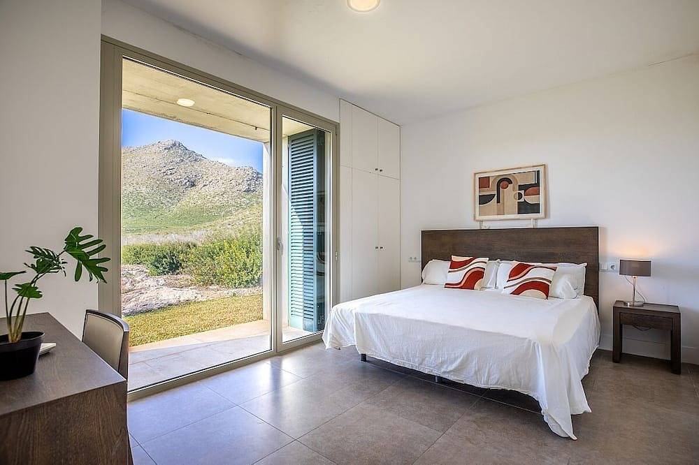 Large Contemporary Villa, A/C, Private Pool, Superb Mountain Views 20mins walk to Port de Pollenca! in Port de Pollença, Pollença