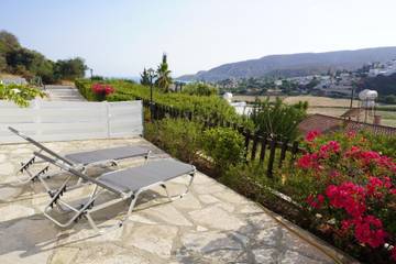 Cottage pour 4 personnes, avec terrasse ainsi que jardin et piscine dans Πισσούρι
