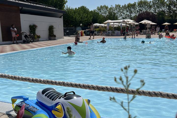 Camping pour 4 personnes, avec jardin et piscine ainsi que bassin pour enfant et terrasse, animaux acceptés à Peschiera del Garda - 2