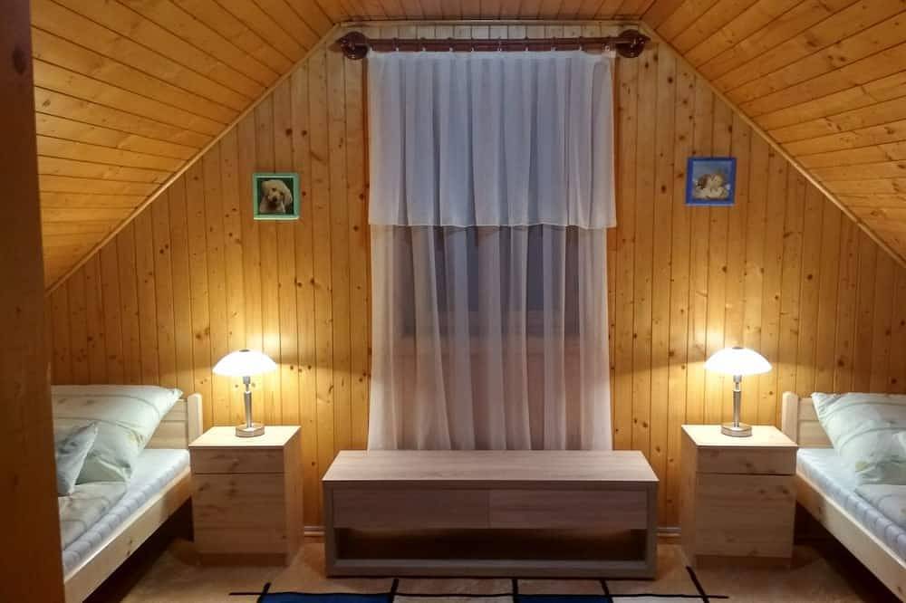 Chalet Situé avec vue panoramique sur le lac Balaton et de l'autoroute M7 4 km in Balatonfőkajár, Rive Nord du lac Balaton