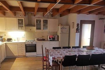 Location de vacances pour 13 personnes, avec jardin à Saint-Germain-Nuelles