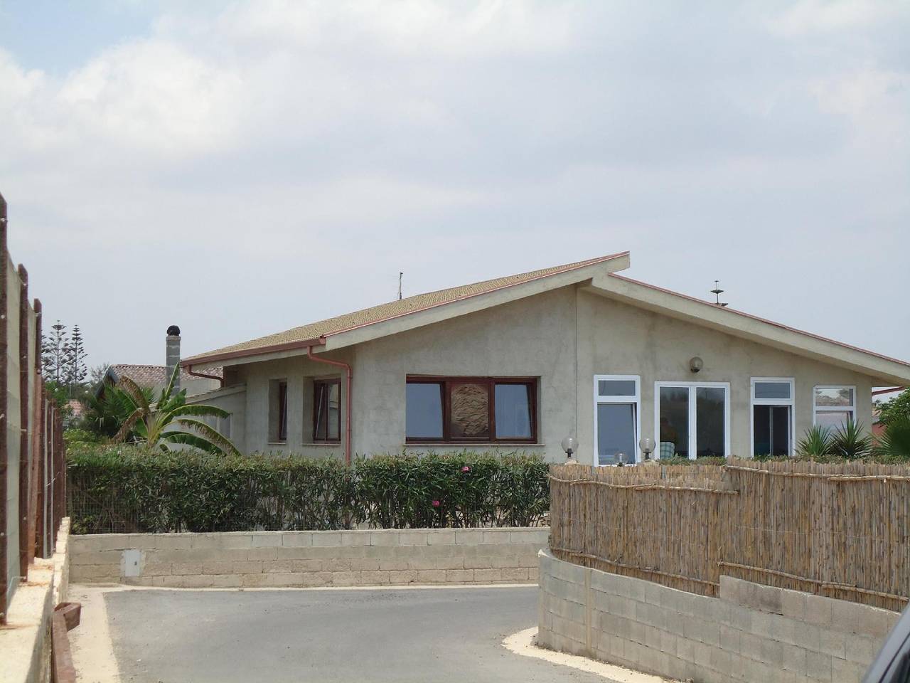Entire holiday apartment, Geräumige Ferienwohnung in Strandnähe mit großzügigem Außenbereich und Meerblick in Santa Maria del Focallo, Ispica