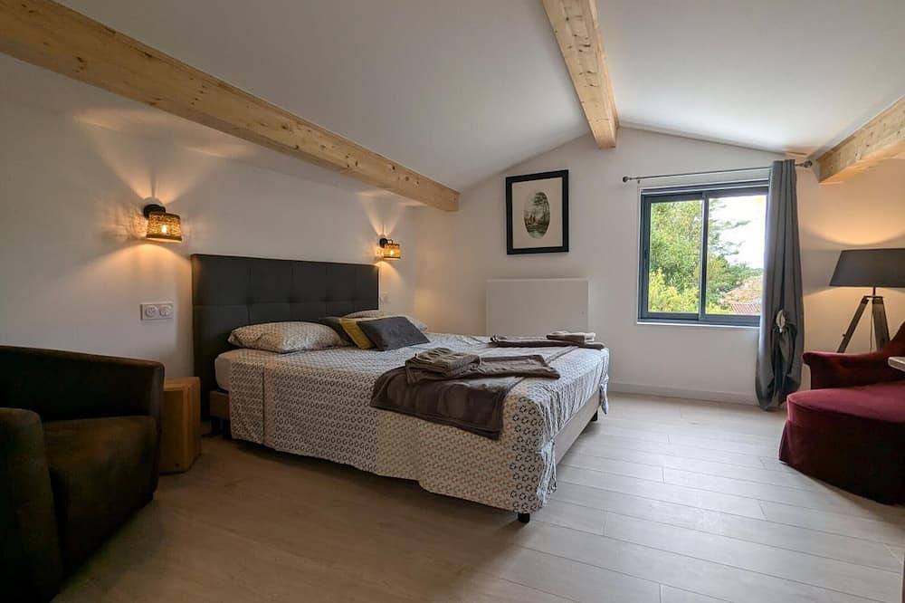 Gîte avec piscine chauffée, jardin clos et Wifi à Baignes in Baignes-Sainte-Radegonde, Charente