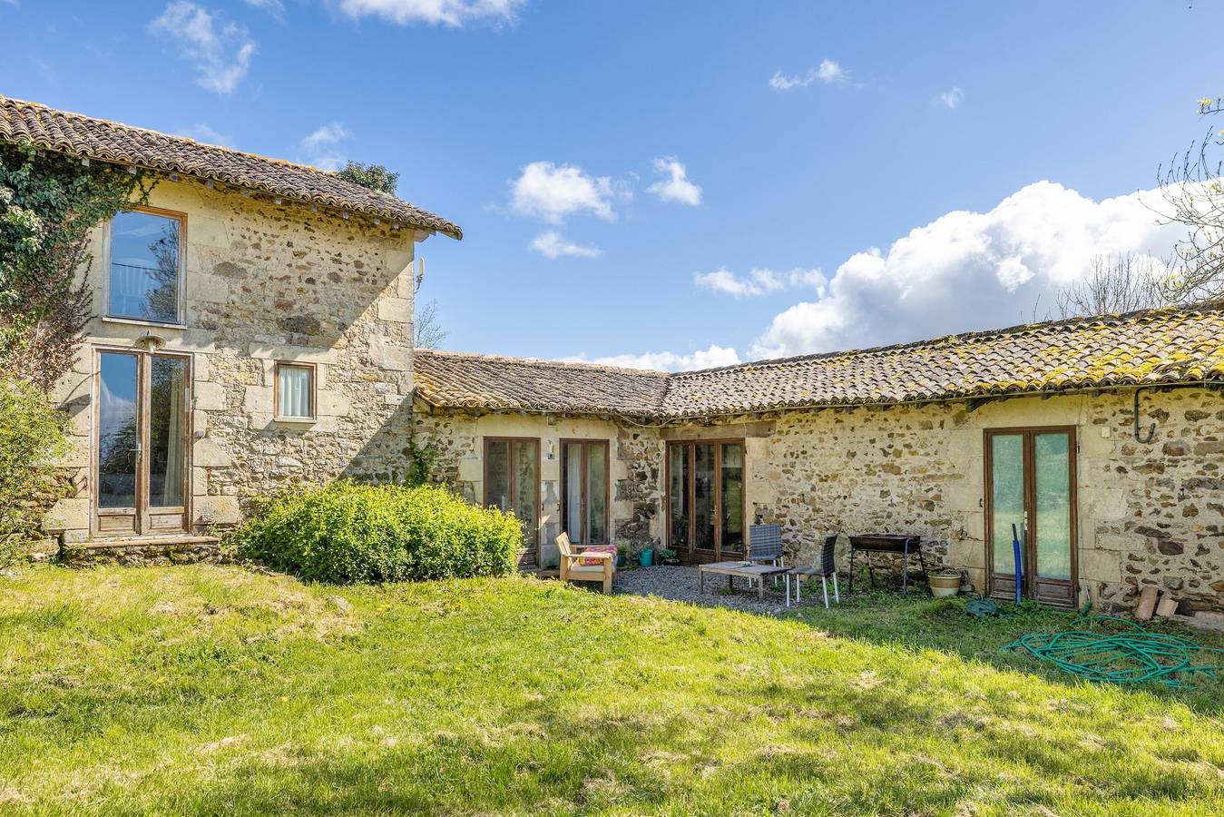 Holiday Home “Gîte Des Hiboux” with Shared Pool, Private Terrace & Wi-Fi in Sanxay, Vienne