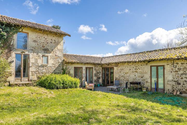 Holiday Home “Gîte Des Hiboux” with Shared Pool, Private Terrace & Wi-Fi in Sanxay, Vienne