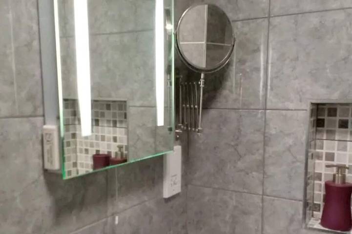 Double bedroom with ensuite and private entrance in London, Südostengland
