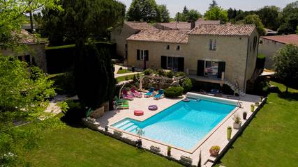 Gîte pour 6 personnes, avec terrasse ainsi que piscine et jardin à Puisseguin