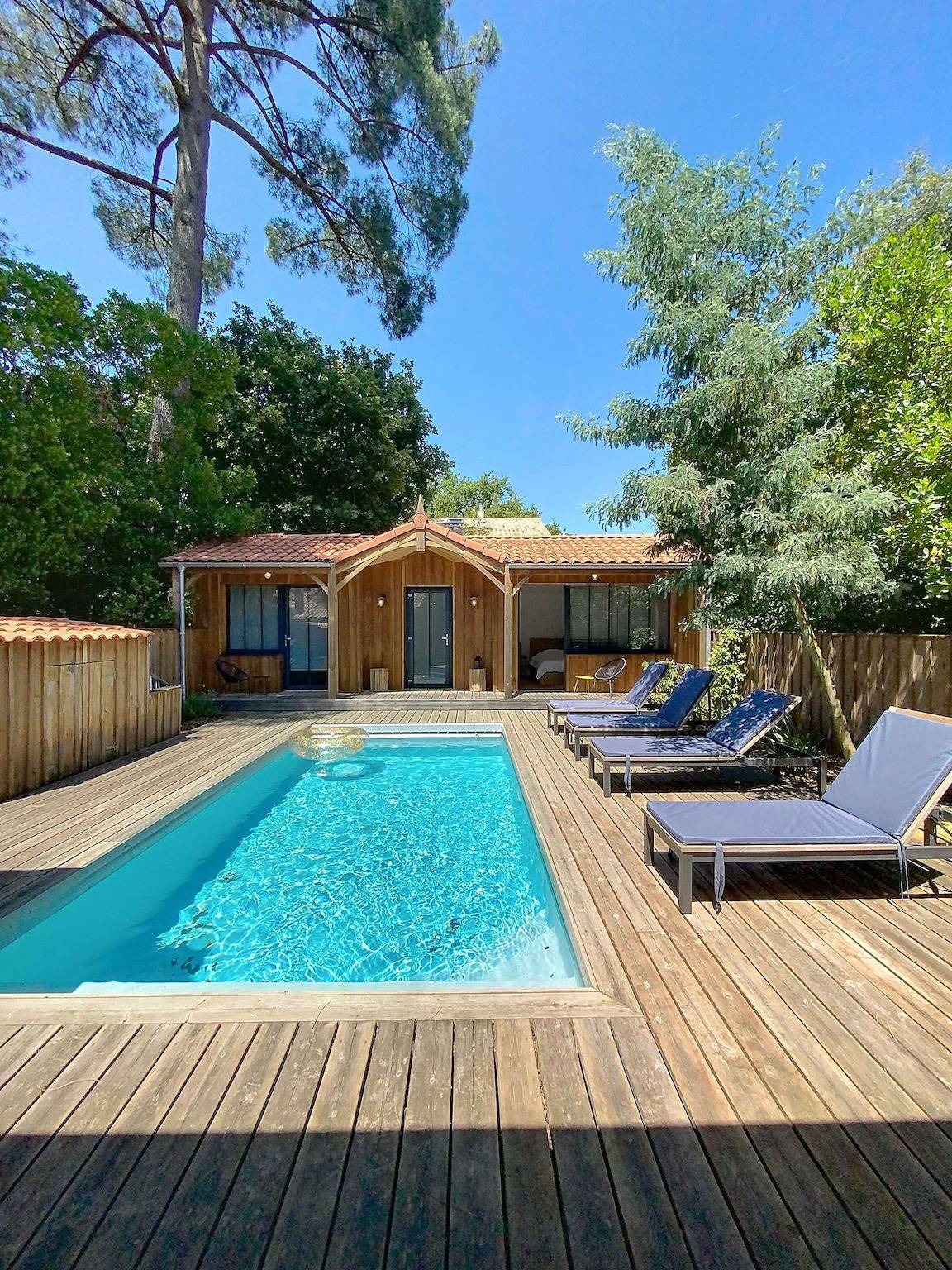 Ganze Ferienwohnung, Wunderschönes Ferienhaus in der Nähe des Sees mit beheiztem Pool -bis zu 7 Personen in Lac de Lacanau, Lacanau