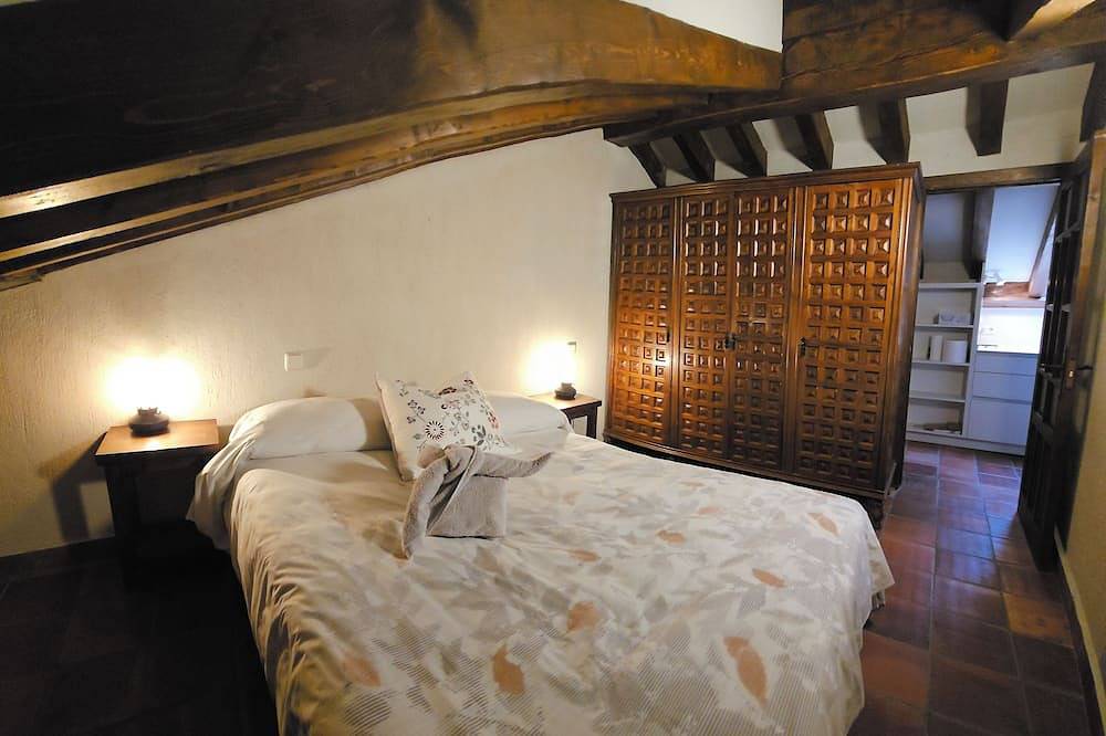 Entire apartment, Coquettish and spacious attic, with more than 70 meters, very luminous. in Pedraza, Segovia Province