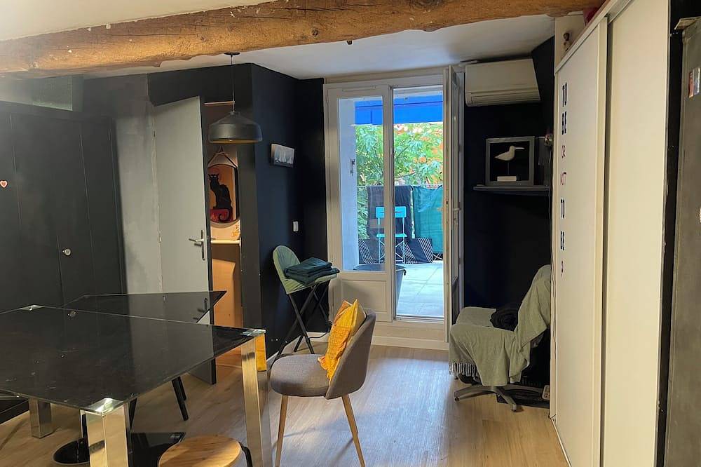 Entire apartment, Atypical apartment in downtown Le Luc en Provence Near Saint-Tropez in Le Luc, Draguignan region