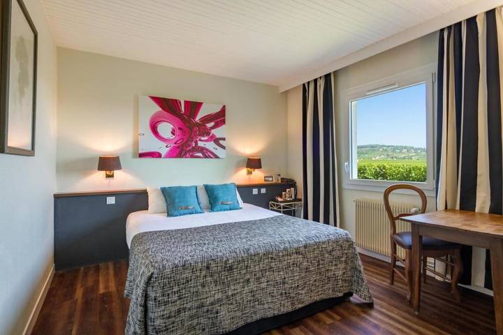 Hôtel pour 8 personnes, avec vue ainsi que piscine et jardin - 1