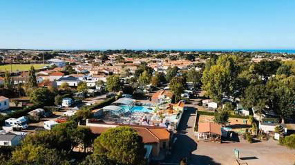 Camping pour 8 personnes, avec terrasse et piscine, animaux acceptés à Bretignolles-sur-Mer