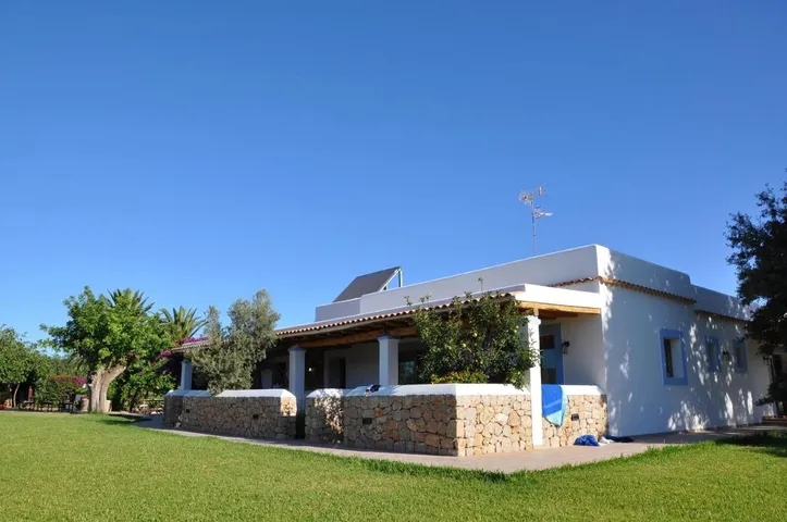 Casa de familia para 2 personas, con jardín además de piscina y vistas - 1