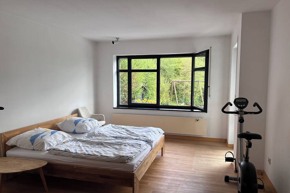 Helles Designhaus mit Talblick und Glasfaser, Freibad 300m, 4km zur A2/Rehren in Hessisch Oldendorf, Weserbergland