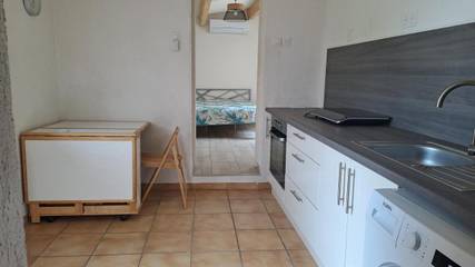 Gîte pour 2 personnes, avec terrasse et piscine à Milhaud