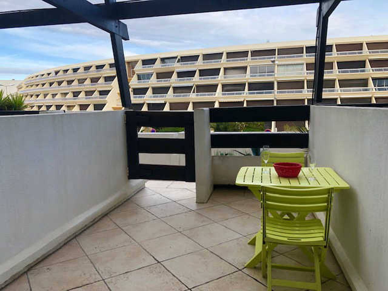 Entire studio, Cozy Air-Conditioned Studio with Terrace & Parking, Ideal for 2 in Vibrant Agde in Cap d'Agde, Agde