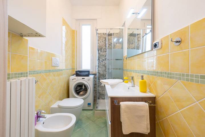 Appartamento intero, Guesthost - Blu&Yellow Apartment in Parma Station in Parma, Provincia di Parma