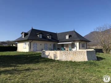 Gîte pour 8 personnes, avec terrasse et jardin à Ceyzérieu
