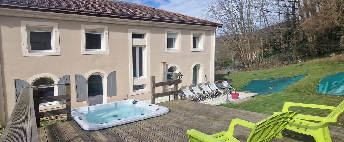 Gîte pour 15 personnes, avec terrasse ainsi que jacuzzi et jardin, animaux acceptés