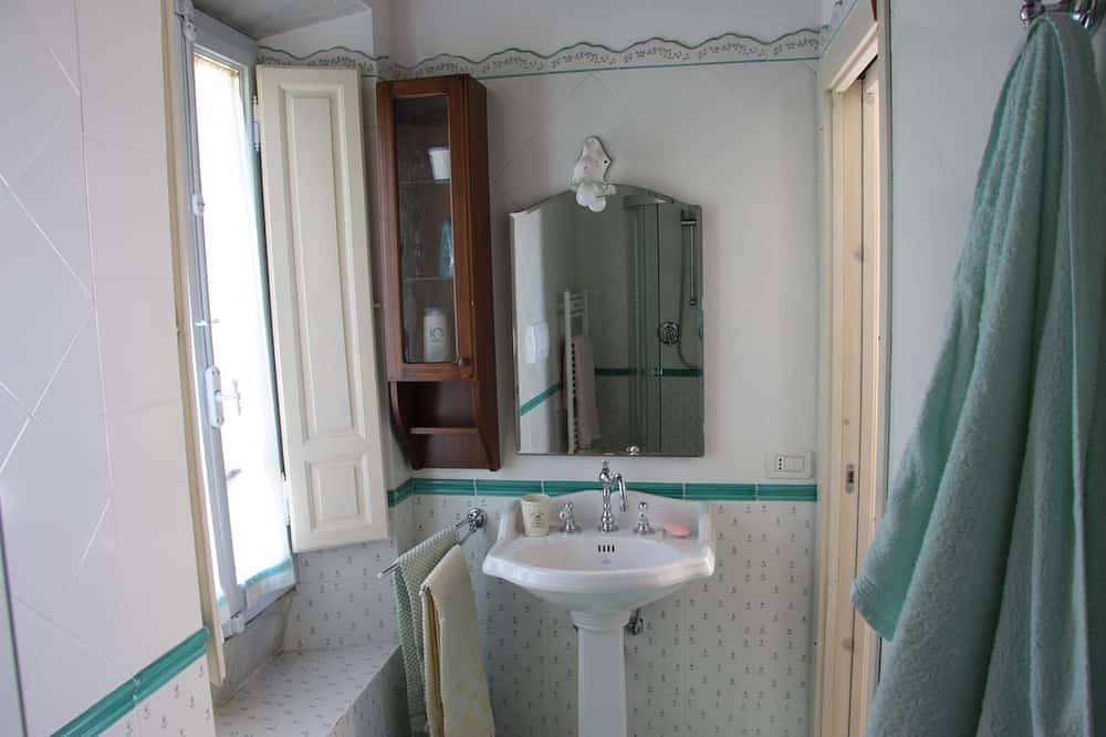 Ferienhaus, Weinfeld  auf der Anhöhe von Versilia, spektakulärem Meerblick in Seravezza, Italienische Riviera