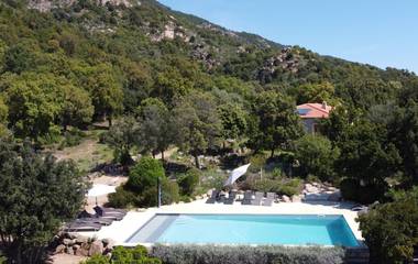 Gîte pour 2 personnes, avec terrasse ainsi que piscine et jardin en Corse-du-Sud