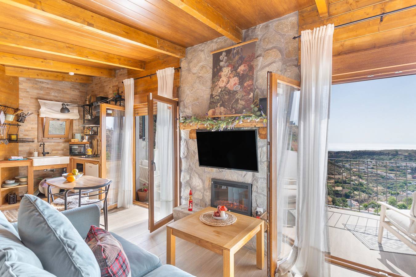 Apartamento entero, Vacaciones 'Ático Fuente Hervera' con vistas a la montaña, Wi-Fi y aire acondicionado in El Peñón, Vega de San Mateo