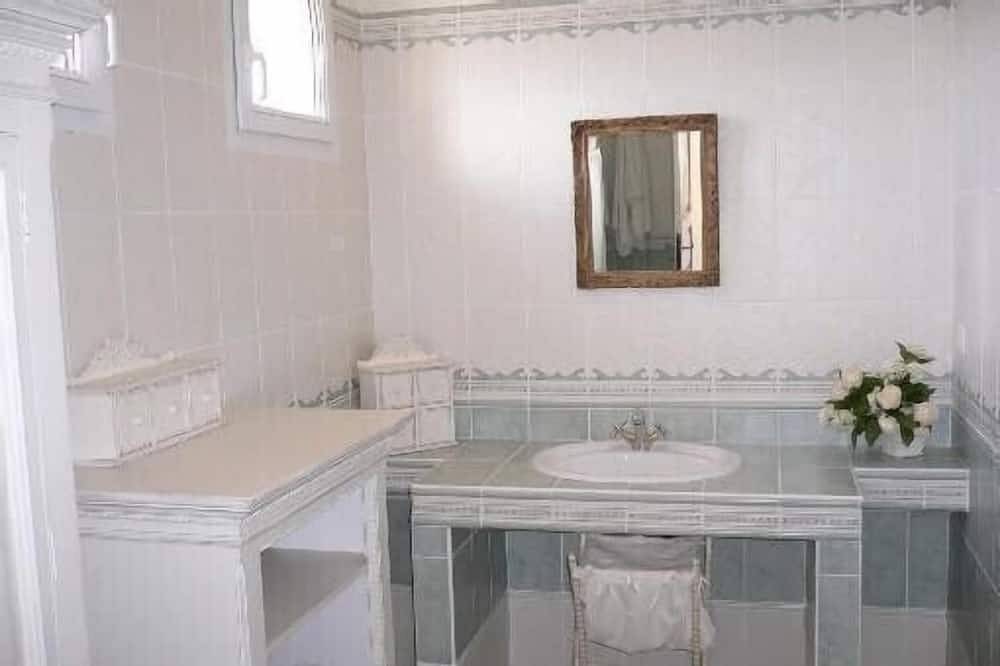 Villa avec piscine, vue sur la mer, pour 6 personnes , soigneusement décorée in Lumio, Région de Calvi