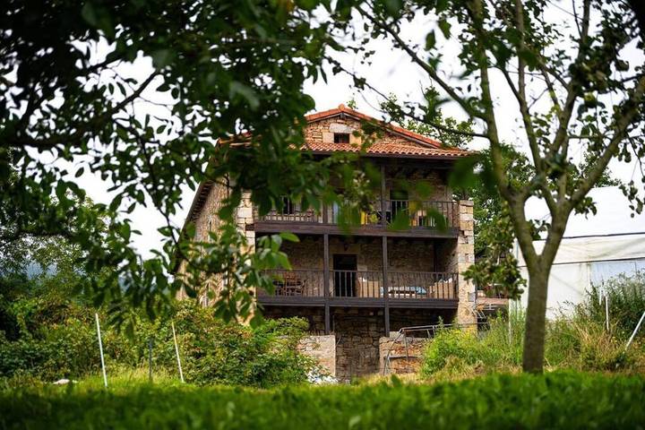 Casa rural para 18 personas, con vistas además de piscina y jardín en Valle de Soba - 4