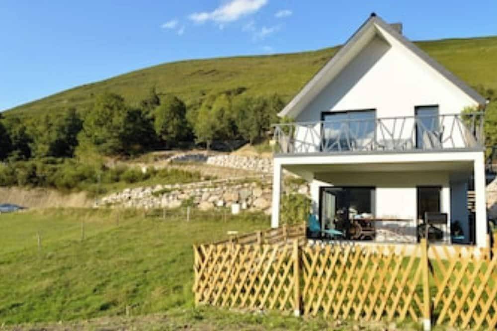 Comfortable Chalet With Splendid View Of The Pyrenees in Pailhac, French Pyrenees