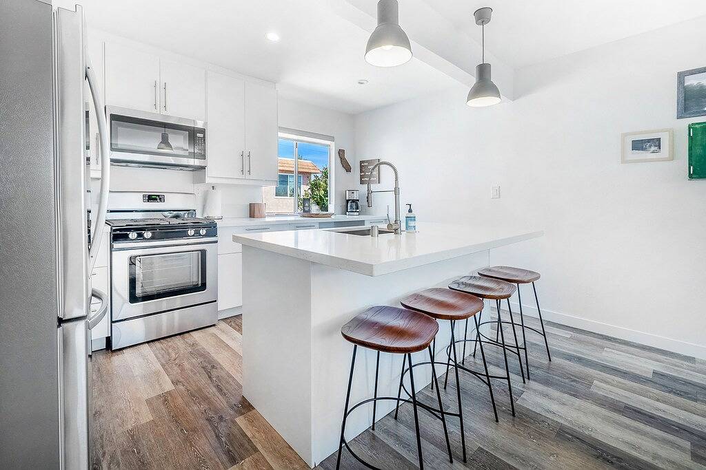 Convenient dog-friendly condo with free Wifi - right up from the beach in San Clemente, Orange County