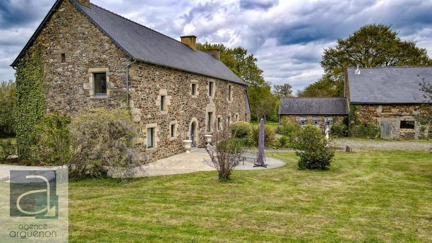 Location de vacances pour 15 personnes, avec Jacuzzi et Terrasse ainsi que Piscine et Vue à Plénée-Jugon