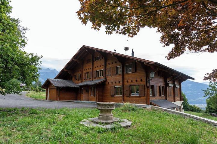 Ferienhaus für 10 Personen, mit Balkon und Pool in Ollon