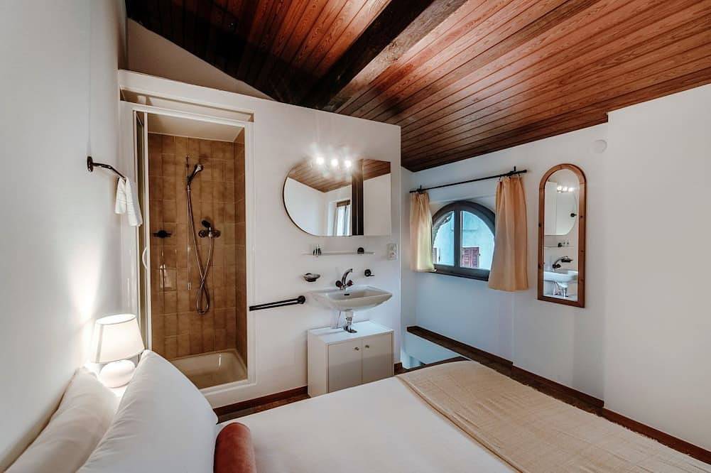 Ganze Wohnung, Hübsches Haus auf 3 Ebenen im Dorf Riva San Vitale (La Casetta Di Riva) in Luganersee