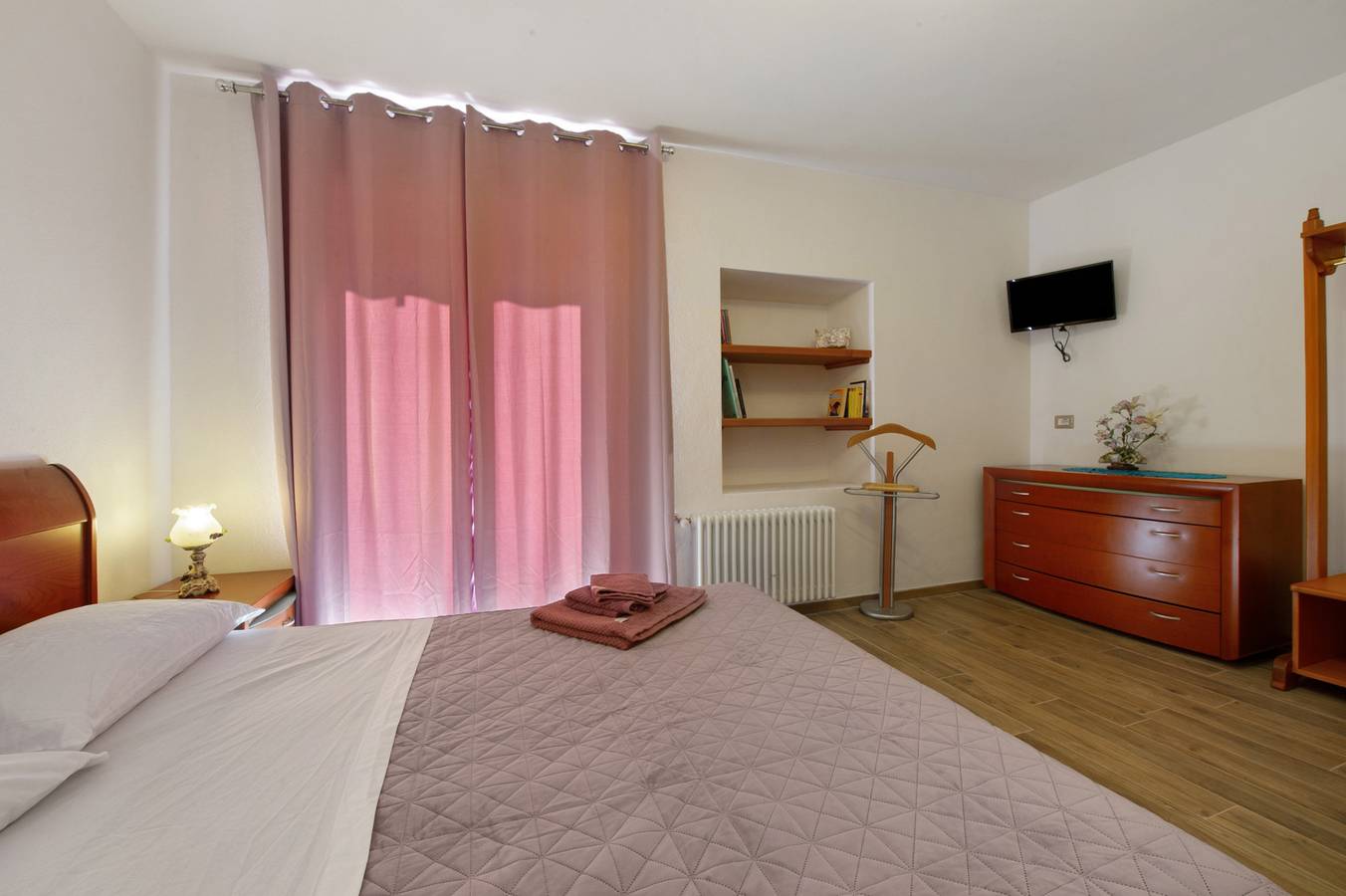 Room 'Ambra' with Mountain View and Wi-Fi in Donnas, Comune di Donnas