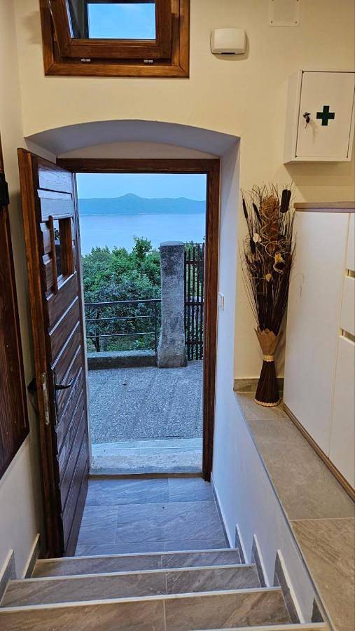 Ferienwohnung für 2 Personen, mit Terrasse und Ausblick in Mošćenice