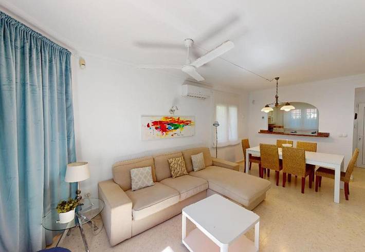 Bungalow para 5 personas, con piscina además de terraza y jardín en Oliva